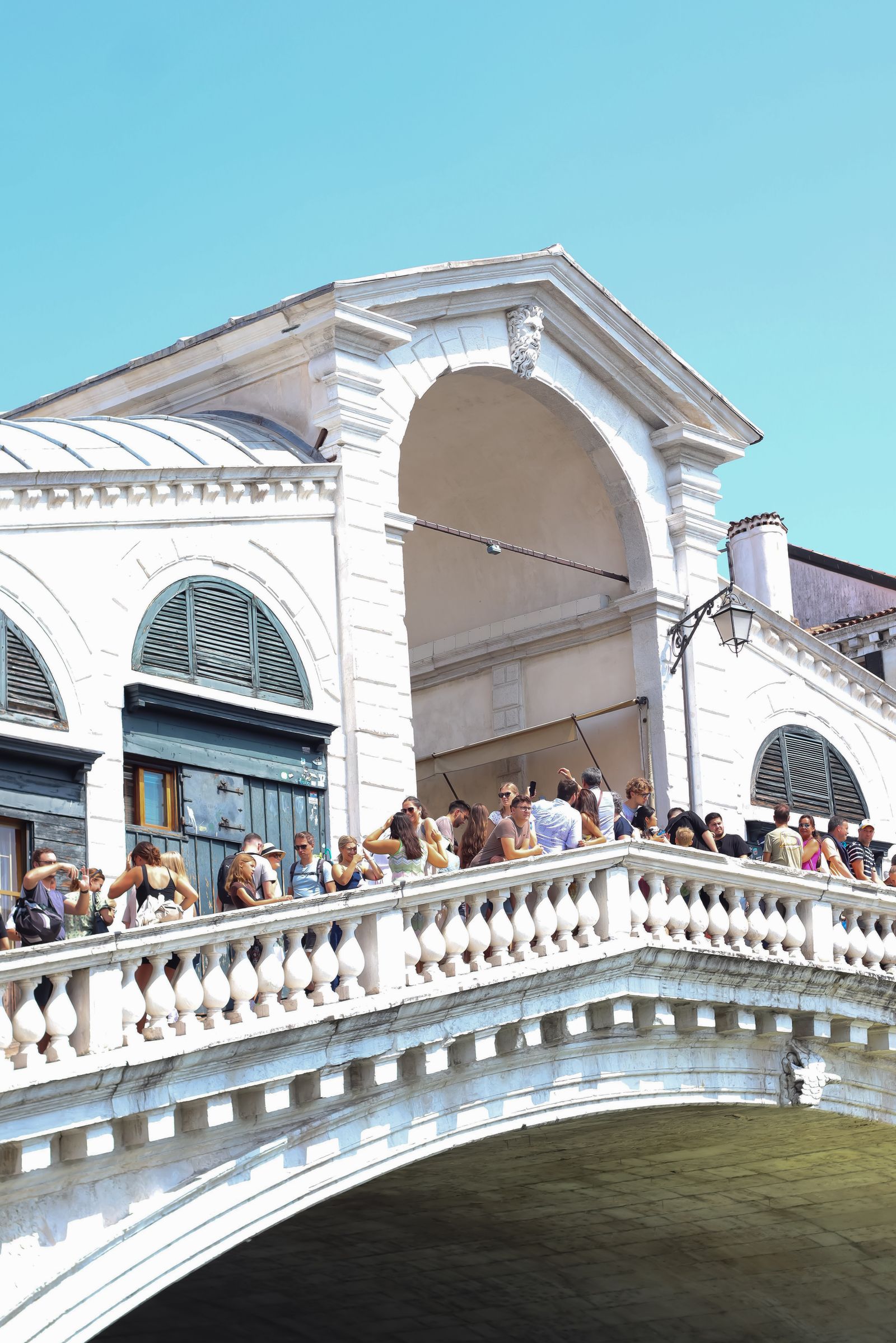 Foule de touristes sur le pont du Rialto à Venise