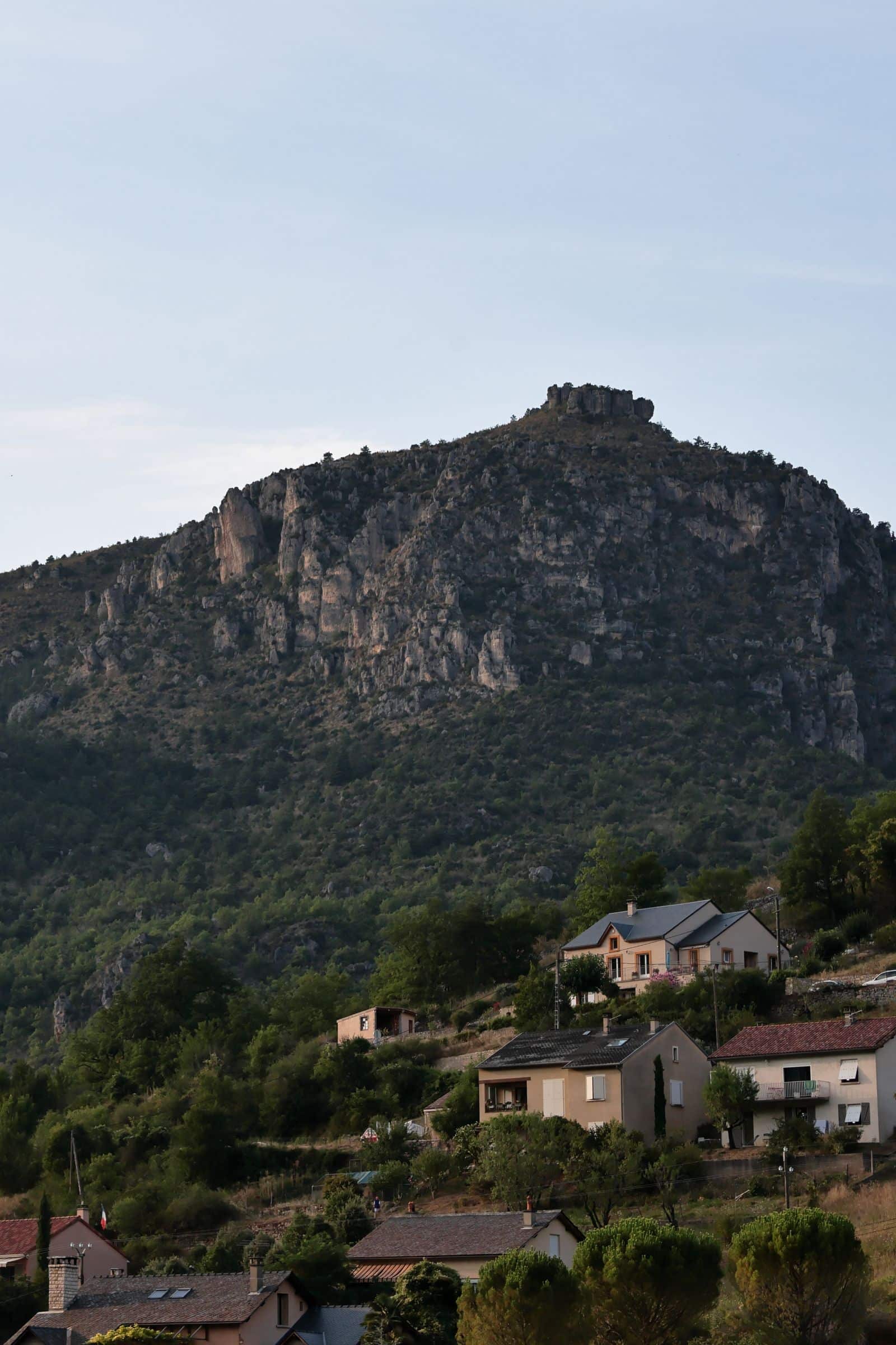 Village de Peyreleau adossé à une falaise en Occitanie