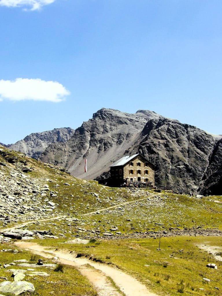 Rénover plutôt que construire : le pari des refuges de montagne bas-carbone