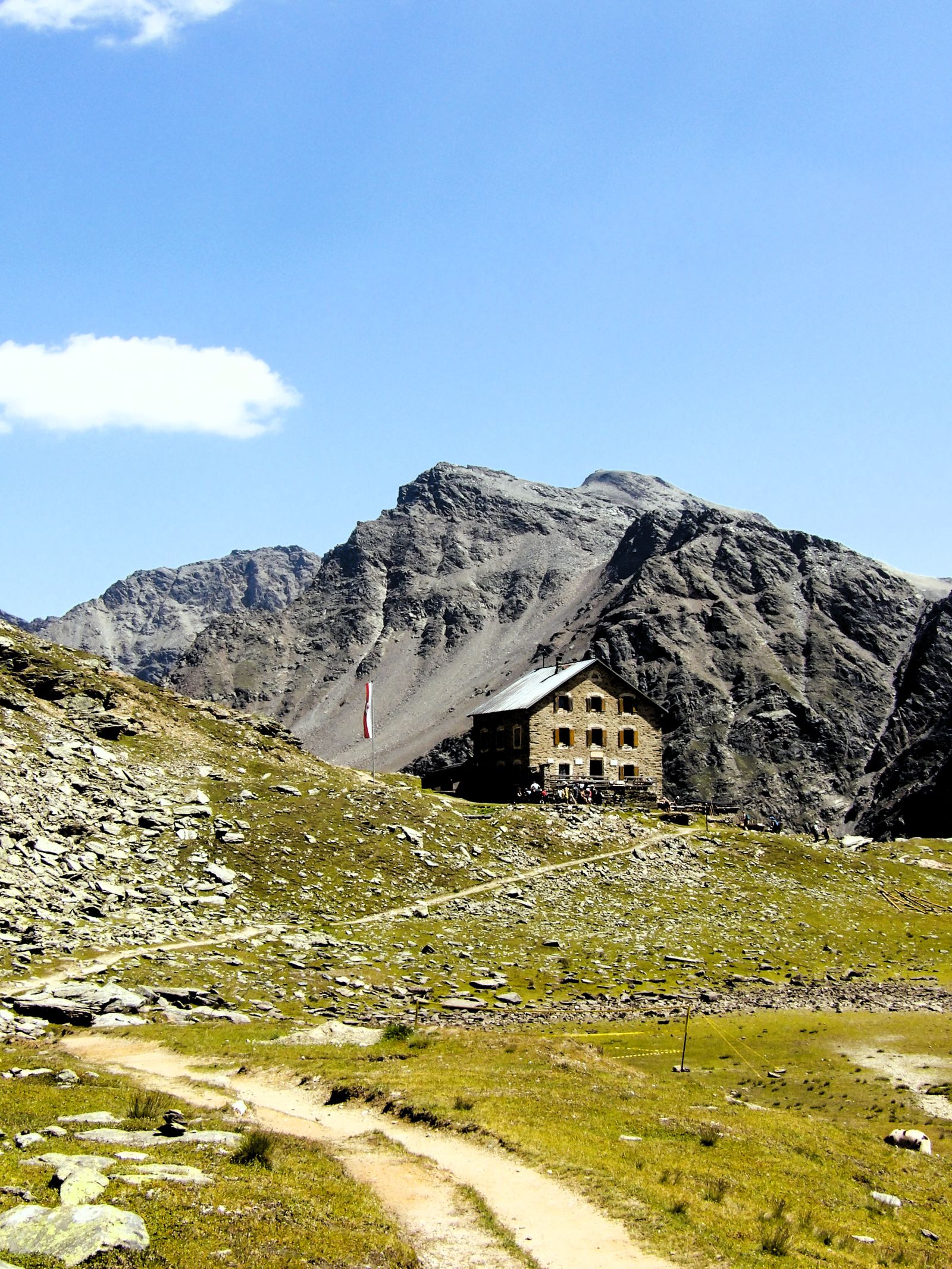 Refuge de montagne en pierre dans les Alpes