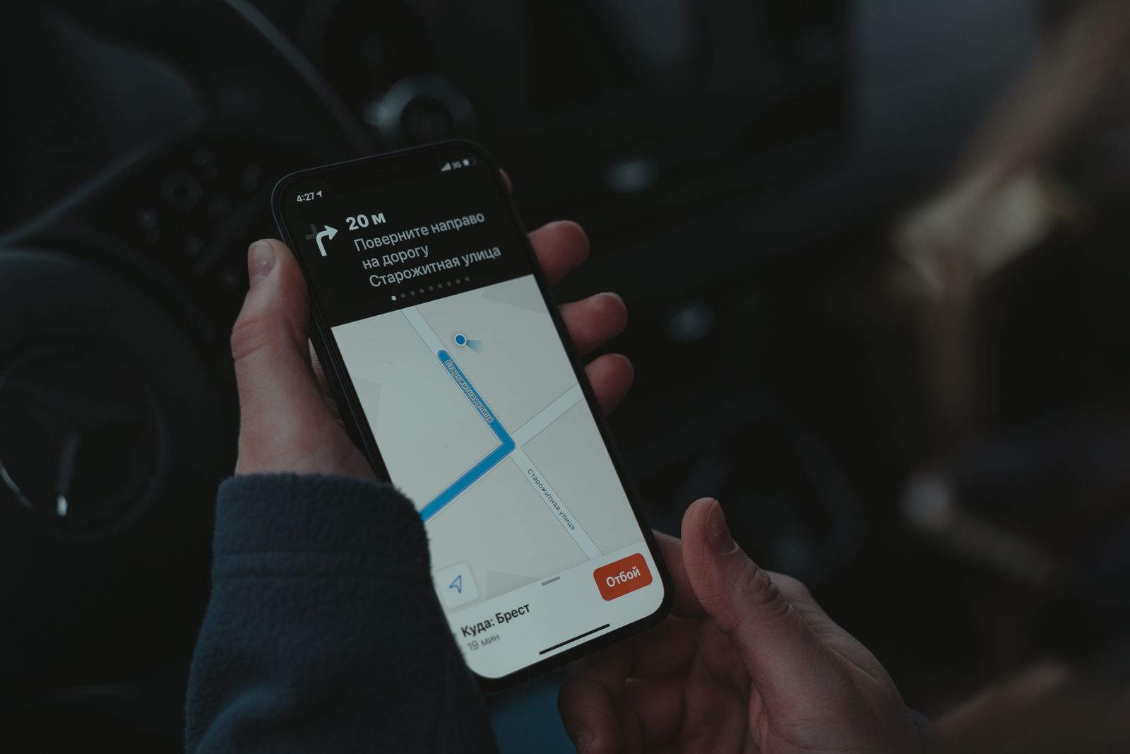 Smartphone affichant une application de navigation dans une voiture