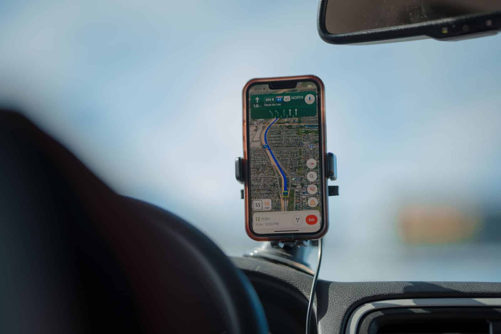 Smartphone avec application GPS fixé sur un tableau de bord