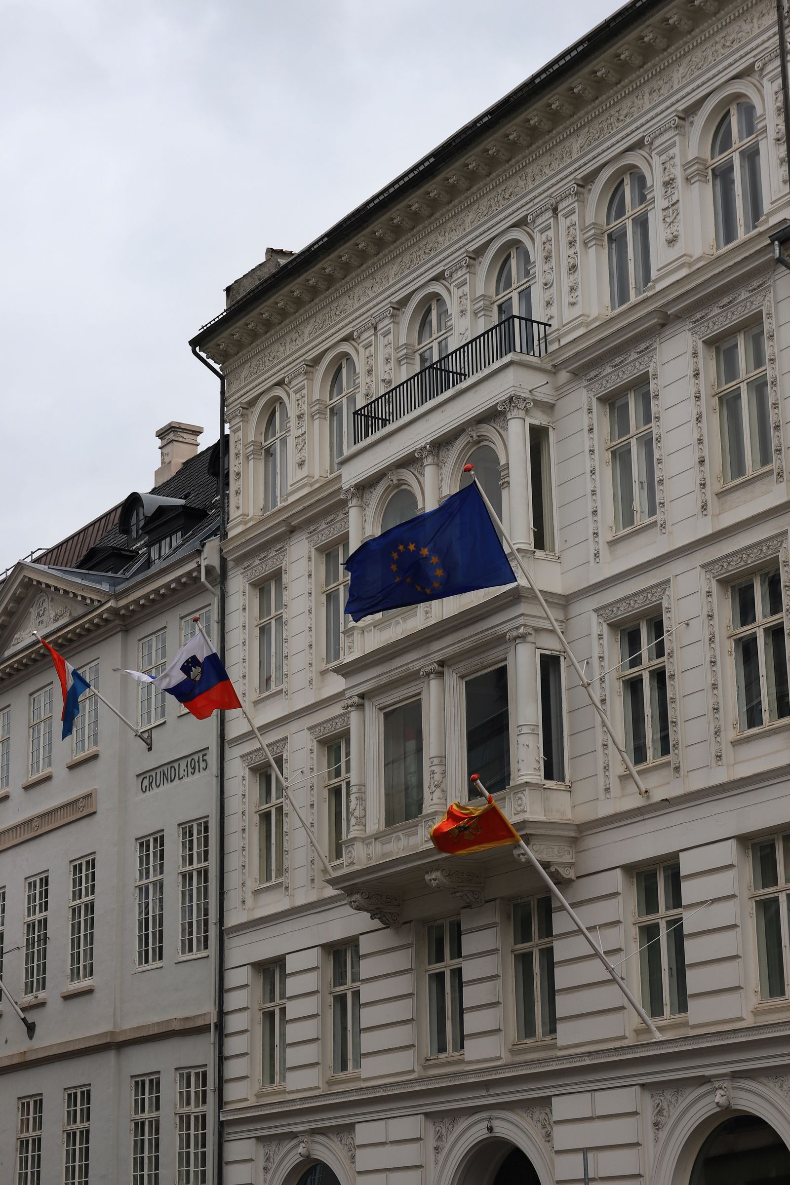 Façade historique de Copenhague ornée de drapeaux