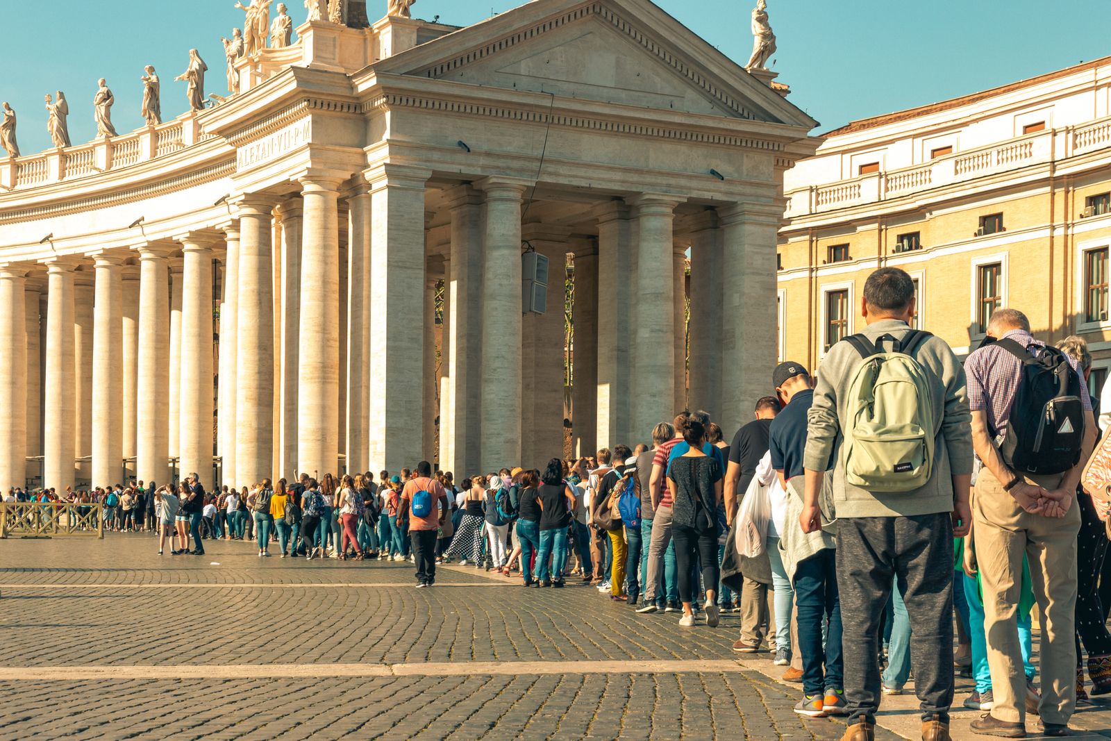 Foule de touristes en file sur une place publique