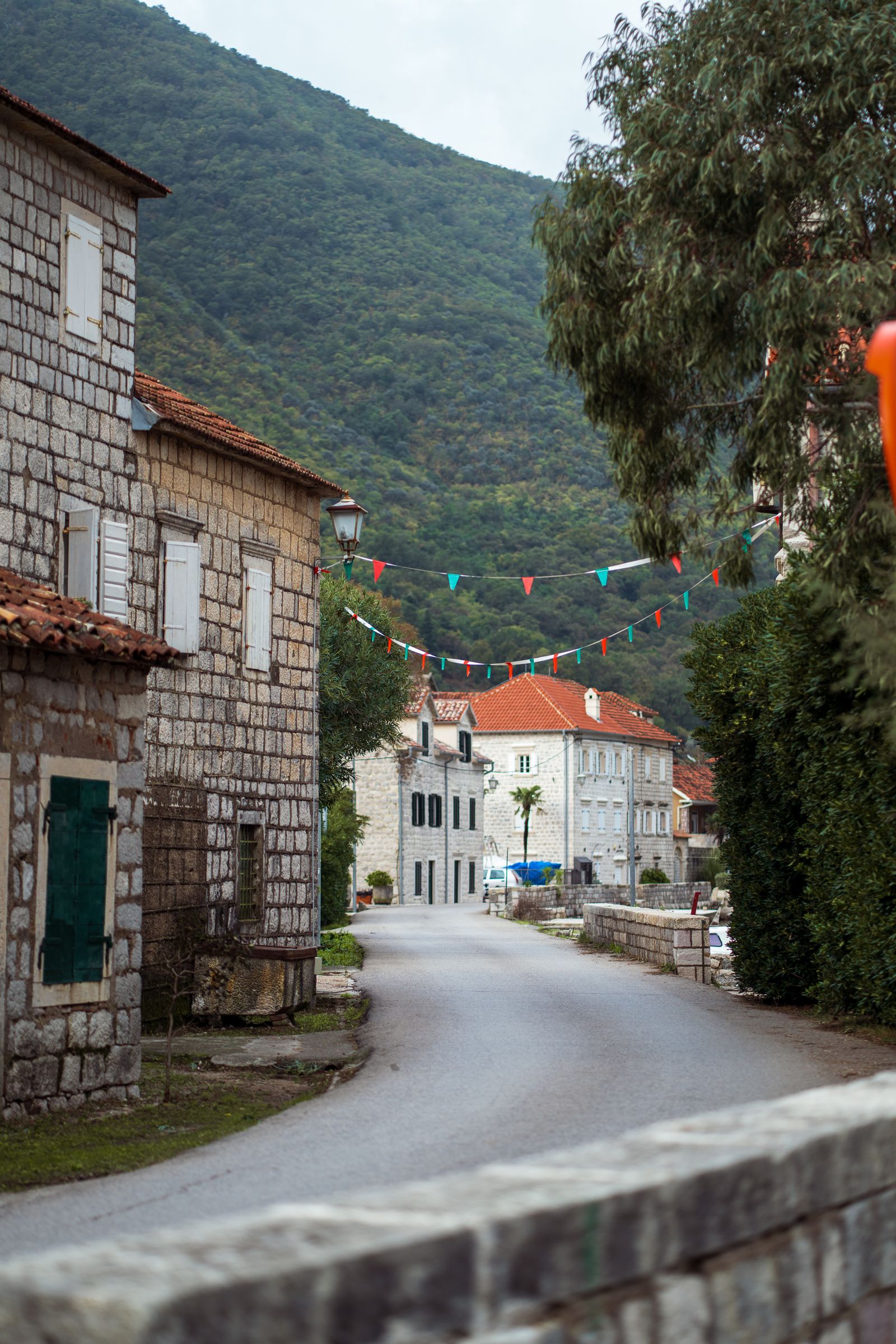 Village de pierre au pied d'une montagne