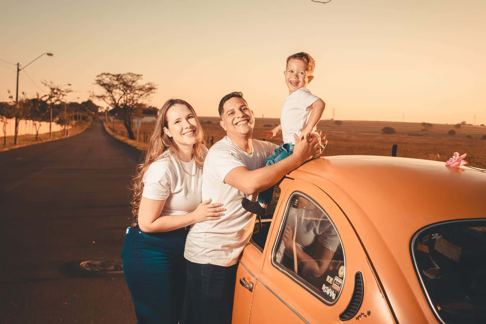 Famille souriante lors d'un road trip au coucher du soleil