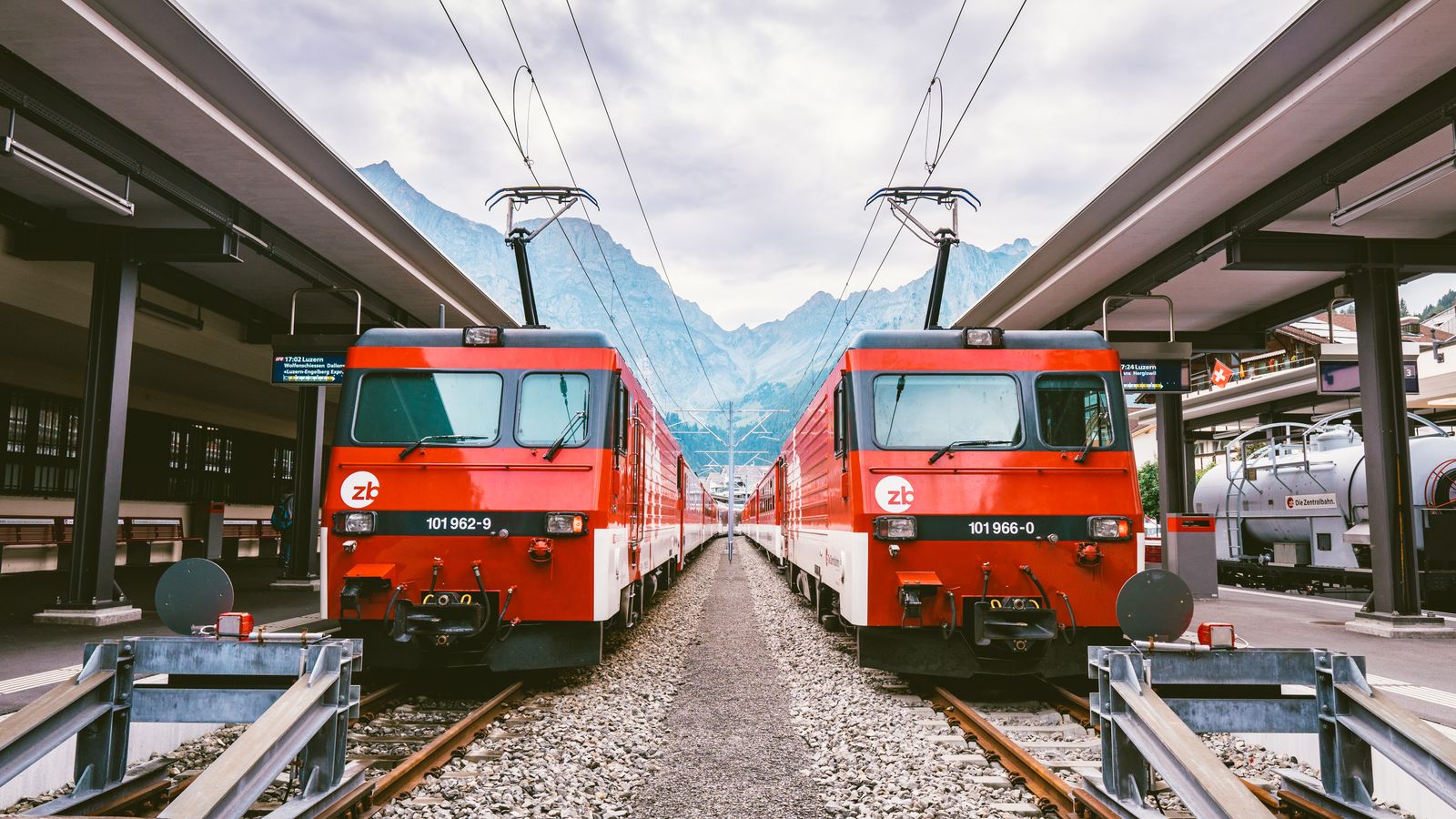 Trains à quai dans une gare de montagne en Suisse