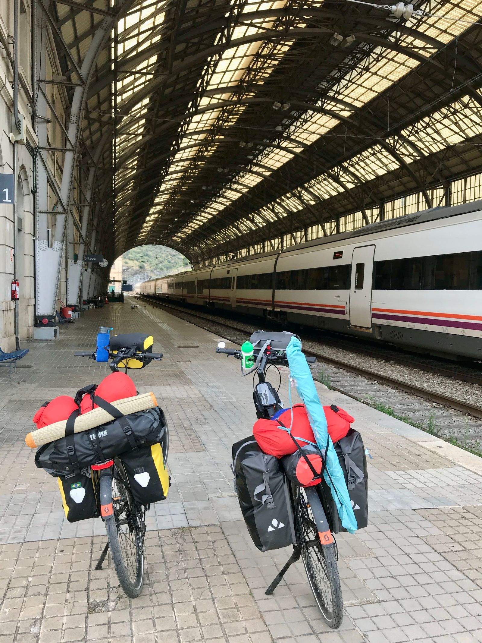 Vélos de voyage chargés sur un quai de gare européen