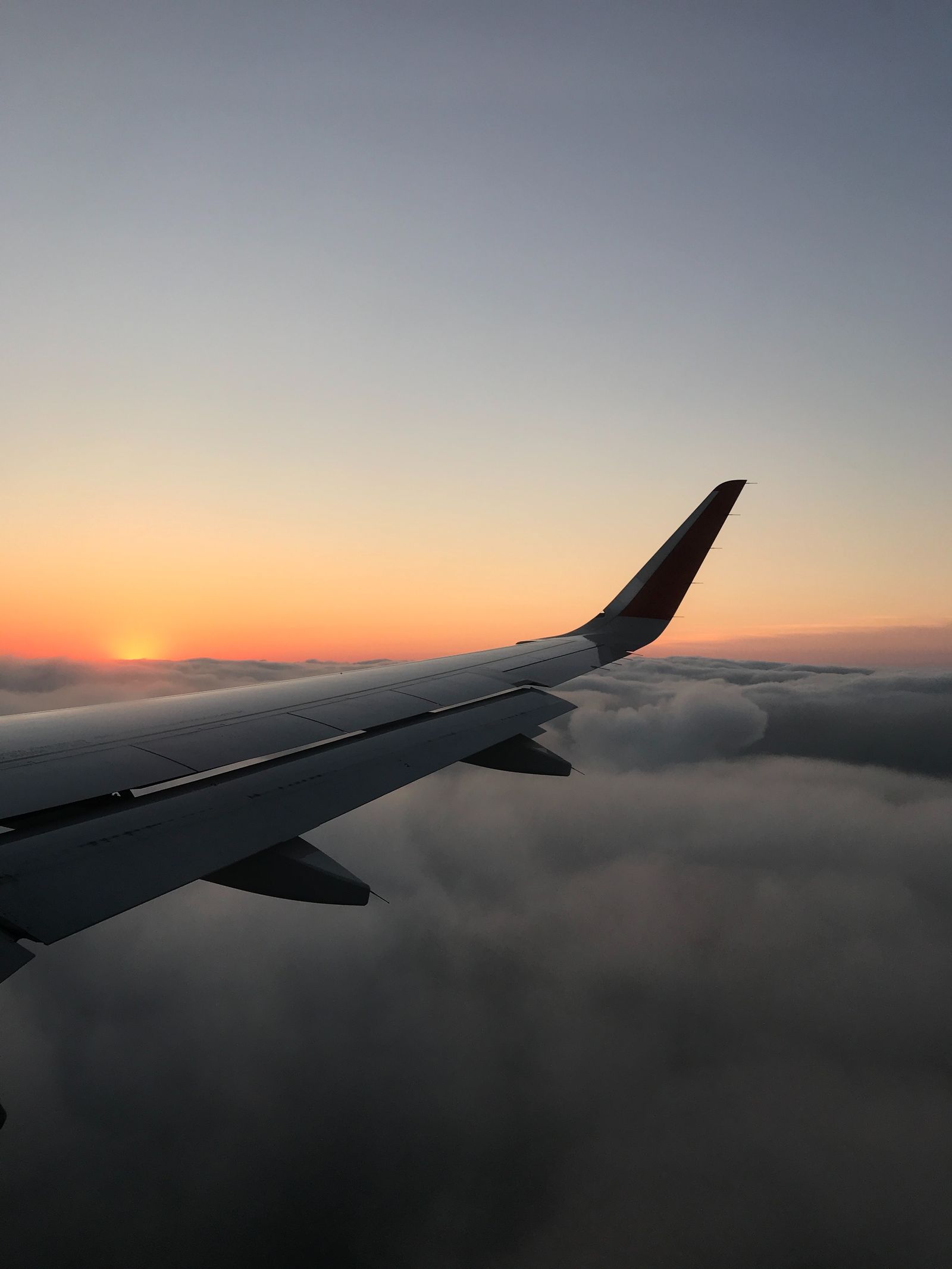 Vue depuis le hublot d'un avion au-dessus des nuages