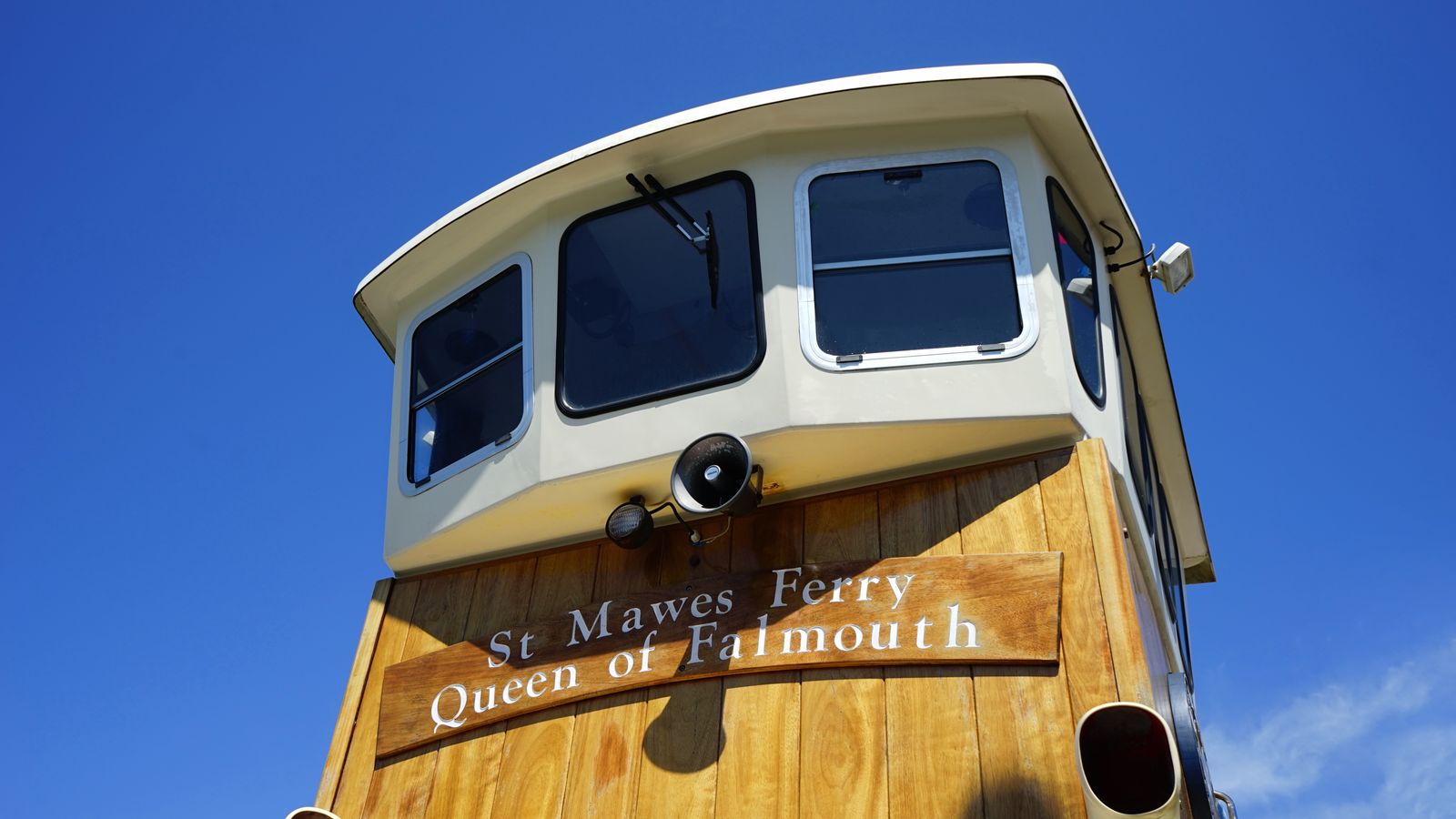Ferry de passagers sous un ciel dégagé